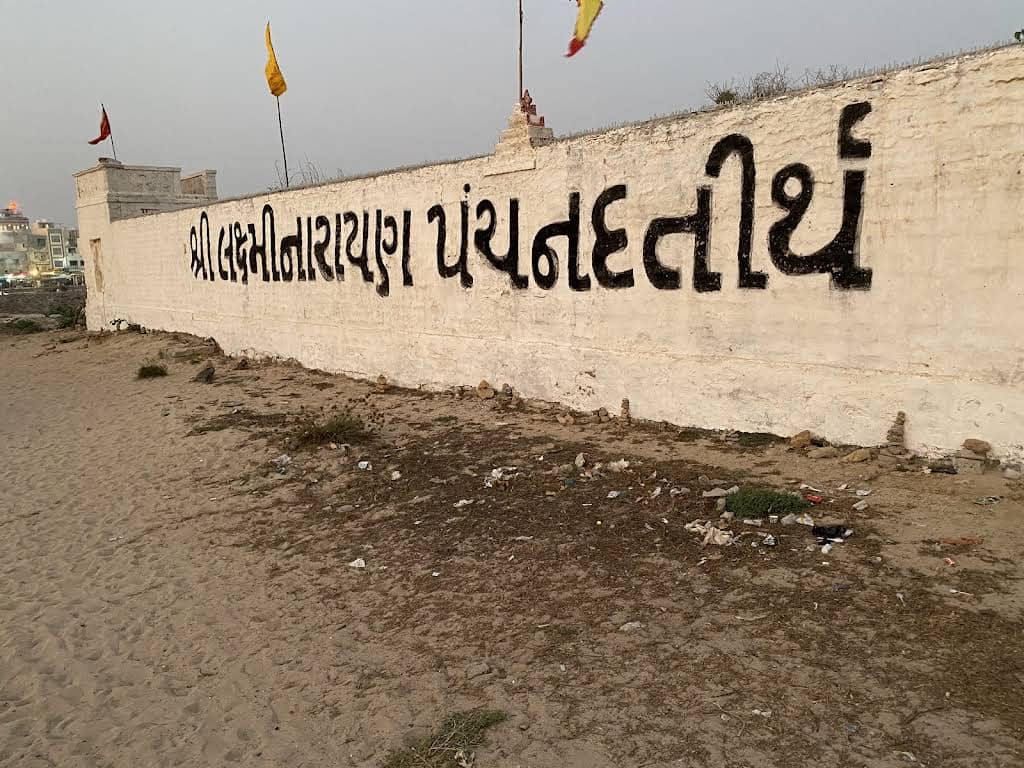 Laxminarayan Panch nad tirth Dwarka main temple wall